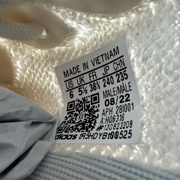 YEEZY BOOST V2 US 6 Authentic 🤍 - Picture 4 of 5